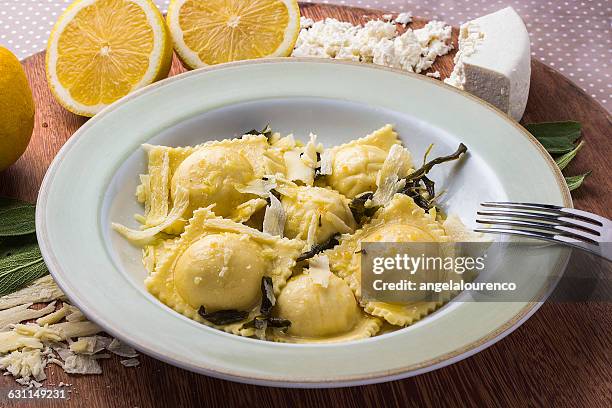 ravioli with braised sage, ricotta and parmesan - foodstyling stock-fotos und bilder