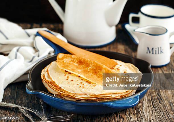 stack of pancakes in a dish - crêpe pancake photos et images de collection