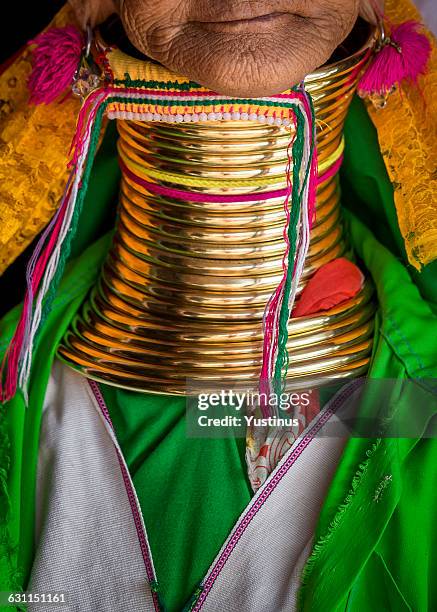 padaung tribe's woman wearing golden rings around neck - padaung imagens e fotografias de stock