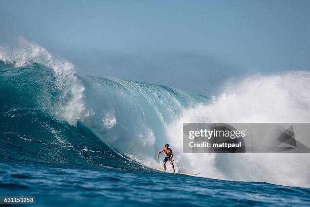 man surfing wave, waimea bay, north shore, oahu, hawaii, america, usa - waimea bay stock pictures, royalty-free photos & images