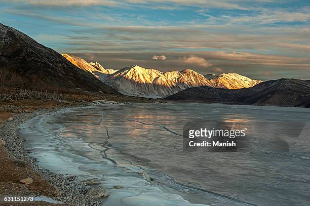 pangong lake in winter, ladakh, jammu and kashmir, india - pangong lake stockfoto's en -beelden