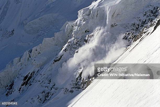 avalanche on a mountain, khan tengri, tien shan mountains, kazakhstan-kyrgyzstan - avalanche - fotografias e filmes do acervo