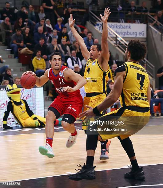 Nick Johnson of Muenchen is challenged by David McCray and Drew Crawford of Ludwigsburg during the easyCredit BBL match between MHP Riesen...