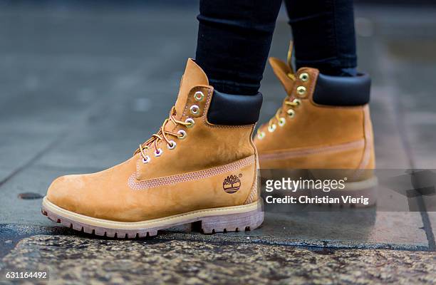 rodar bueno calidad 604 fotos e imágenes de Timberland Boots - Getty Images
