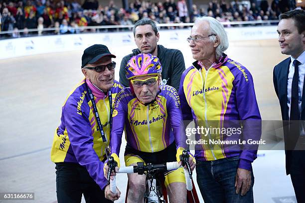 Robert Marchand and his coach Gerard Mistler during his attempt to break his own world cycling record at the age of 105, taking part in a one-hour...