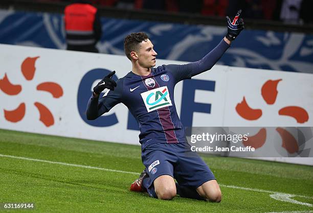 Julian Draxler of PSG celebrates his first goal with his new team during the French Cup match between Paris Saint-Germain and SC Bastia at Parc des...