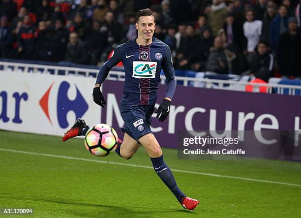 Julian Draxler of PSG in action during the French Cup match between Paris Saint-Germain and SC Bastia at Parc des Princes on January 7, 2017 in...