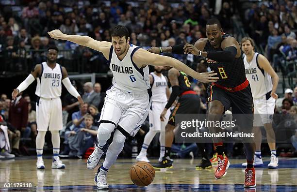 Andrew Bogut of the Dallas Mavericks runs for the loose ball against Dwight Howard of the Atlanta Hawks at American Airlines Center on January 7,...