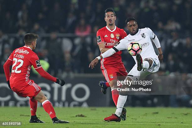 Vitoria SC's Portugues midfielder Hernani in action with Benfica's Portuguese defender Andre Almeida and Benfica's Argentinian forward Franco Cervi...