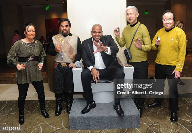 Actor Vincent M. Ward with Star Trek cosplayers Michelle Wells, Bill Arucan, Mark Lum and David Cheng attend The Hollywood Show held at The Westin...