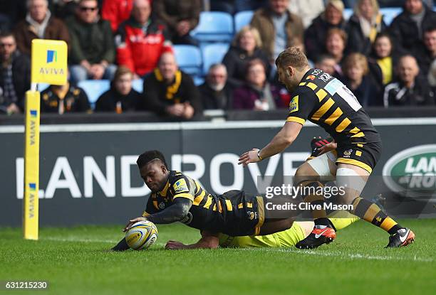 Christian Wade of Wasps dives over to score a try during the Aviva Premiership match between Wasps and Leicester Tigers at The Ricoh Arena on January...