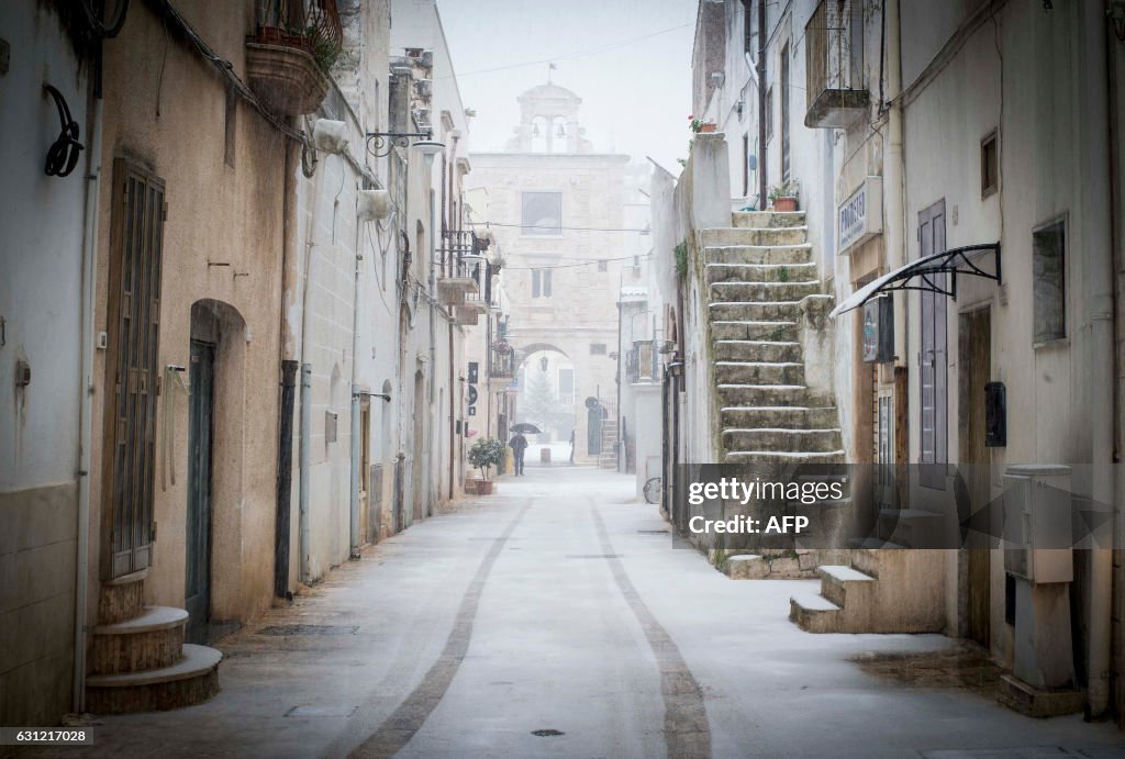 TOPSHOT-ITALY-WEATHER-SNOW-PUGLIA