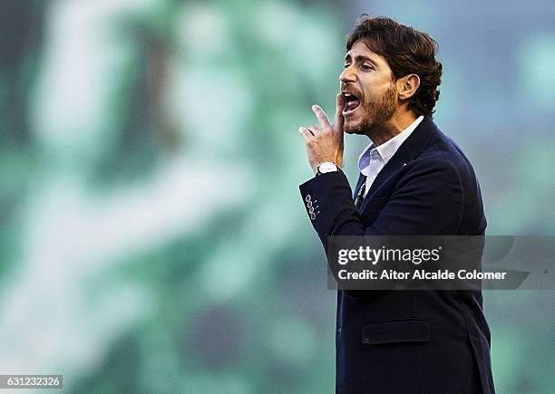 Head Coach of Real Betis Balompie Victor Sanchez del Amo gives instructions La Liga match between Real Betis Balompie v CD Leganes at Benito...