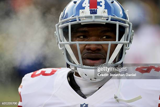 Bobby Rainey of the New York Giants warms up before the NFC Wild Card game against the Green Bay Packers at Lambeau Field on January 8, 2017 in Green...