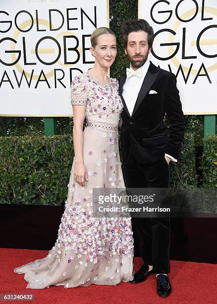 Actor Simon Helberg and Jocelyn Towne attend the 74th Annual Golden Globe Awards at The Beverly Hilton Hotel on January 8, 2017 in Beverly Hills,...