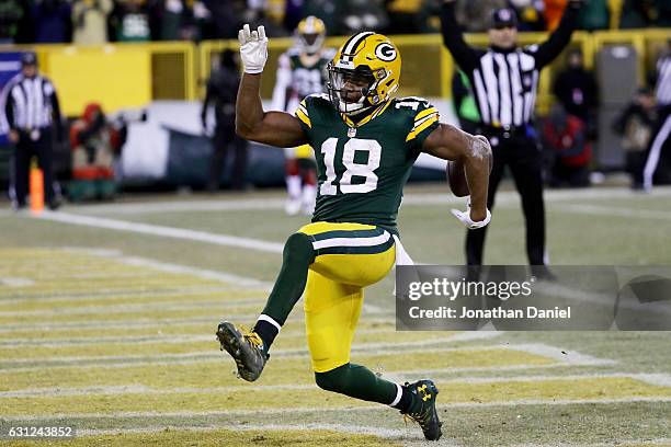 Randall Cobb of the Green Bay Packers scores a touchdown in the third quarter during the NFC Wild Card game against the New York Giants at Lambeau...