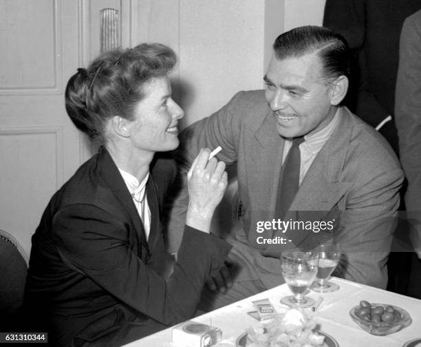 Photo de l'actrice américaine, Katharine Hepburn en compagnie de l'acteur Clark Gable, datant des années 1940. Fille d'un chirurgien et d'une...