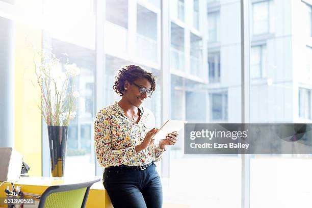 smiling businesswoman works on tablet in sunlight - businesswear stock pictures, royalty-free photos & images