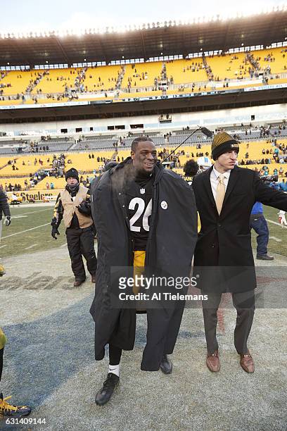 Playoffs: Pittsburgh Steelers Le'Veon Bell walking off field after winning game vs Miami Dolphins at Heinz Field. Pittsburgh, PA 1/8/2017 CREDIT: Al...