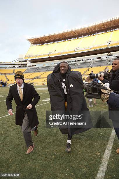 Playoffs: Pittsburgh Steelers Le'Veon Bell walking off field after winning game vs Miami Dolphins at Heinz Field. Pittsburgh, PA 1/8/2017 CREDIT: Al...