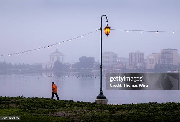 jogging in the rain - サンフランシスコベイエリア ストックフォトと画像