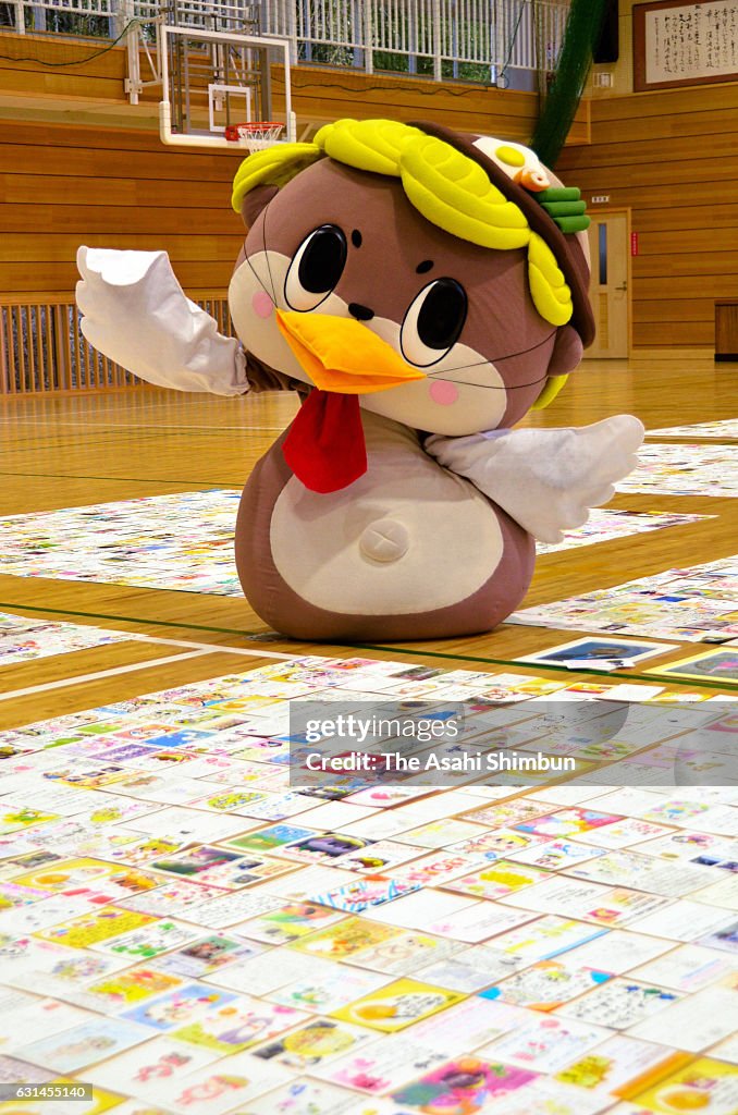 Yuru Chara 'Shinjo-Kun' Shows New Year's Cards