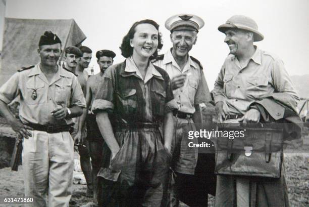 Photo prise le 24 mai 1954 de l'héroïne de Dien Bien Phu, Geneviève de Galard, posant à son arrivée à Luang Prabang, aux côtés du médecin-colonel de...