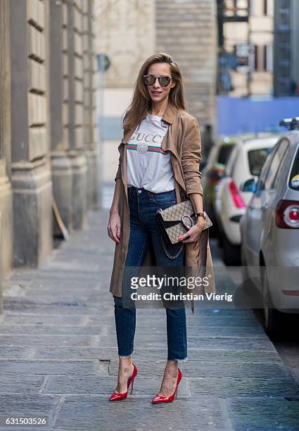 German fashion blogger and model Alexandra Lapp is wearing retro