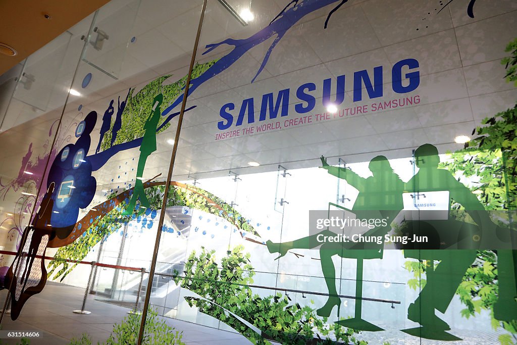 Samsung Vice Chairman Lee Questioned Over Bribery Allegations