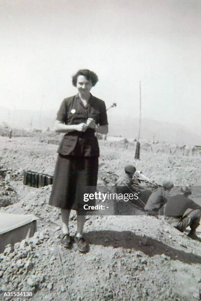 Photo prise en février 1954 de l'héroïne de Dien Bien Phu, Geneviève de Galard, posant dans le camp retranché de Dien Bien Phu. Convoyeuse de l'armée...