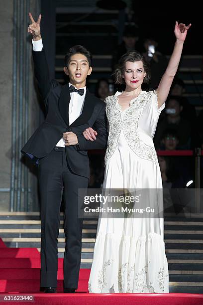 Actors Milla Jovovich and Lee Jun-Ki attend the Seoul premiere for 'Resident Evil: The Final Chapter' on January 13, 2017 in Seoul, South Korea. The...