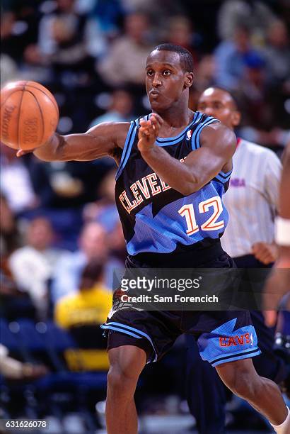 Brevin Knight of the Cleveland Cavaliers passes against the Golden State Warriors on December 3, 1997 at Oracle Arena in Oakland, California. NOTE TO...