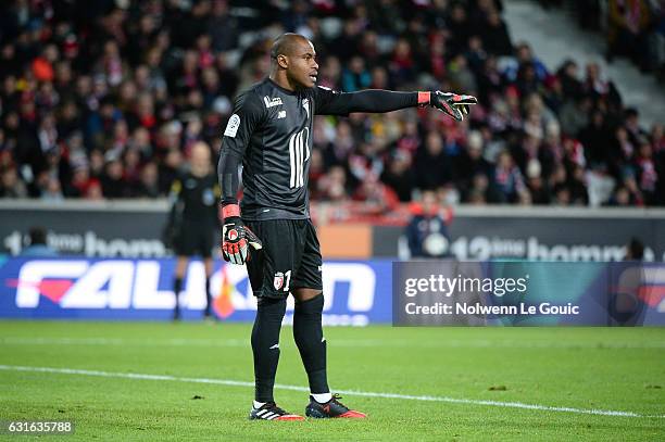 Vincent Enyeama of Lille during the Ligue 1 match between Liile OSC and As Saint Etienne at Stade Pierre-Mauroy on January 13, 2017 in Lille, France.