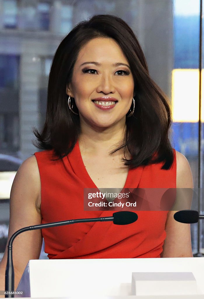 Melissa Lee of CNBC's 'Fast Money' rings the NASDAQ Closing Bell at... Foto  di attualità - Getty Images
