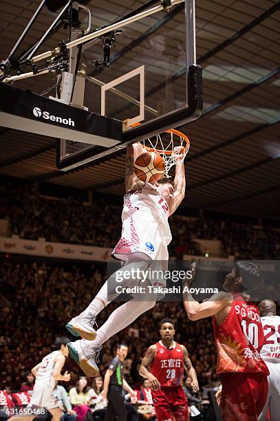 Ryan Spangler of the Kawasaki Brave Thunders dunks during the East Asia Club Championship match between Toshiba Kawasaki Brave Thunders and Anyang...