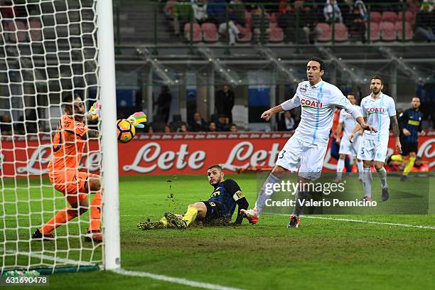 Mauro Icardi of FC Internazionale scores a goal during the Serie A match between FC Internazionale and AC ChievoVerona at Stadio Giuseppe Meazza on...