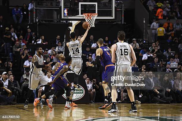 Danny Green of the San Antonio Spurs drives to the basket against the Phoenix Suns as part of NBA Global Games at Arena Ciudad de Mexico on January...