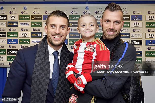 Young Sunderland fan Bradley Lowery meets Kevin Mirallas and Morgan Schneiderlin of Everton before the Barclays Premier League match between Everton...
