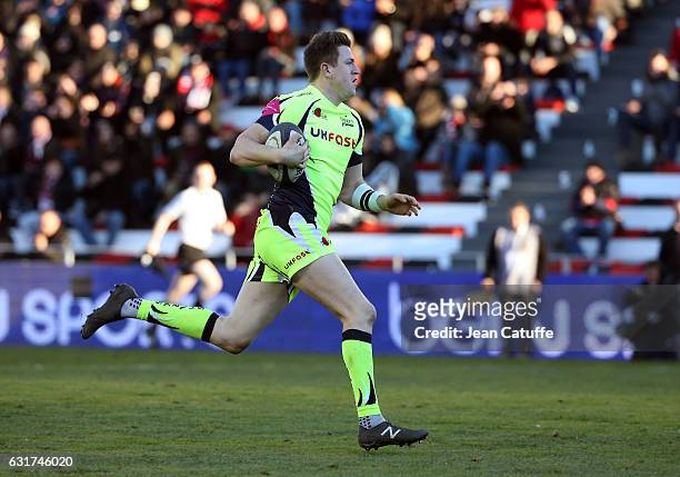 Sam James of Sale Sharks scores the first try for his team during the European Rugby Champions Cup match between RC Toulon and Sale Sharks at Stade...