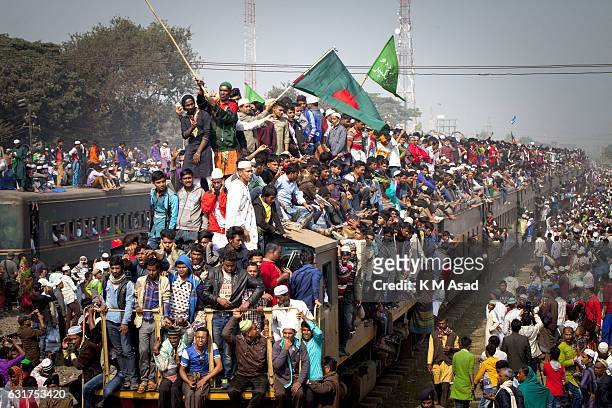 Muslim people take risk to board trains after attend the Akheri Munajat on the third day of the second largest congregation of Muslims at Tongi...