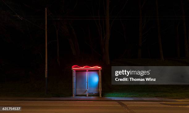 bus stop at night - public park at night stock pictures, royalty-free photos & images