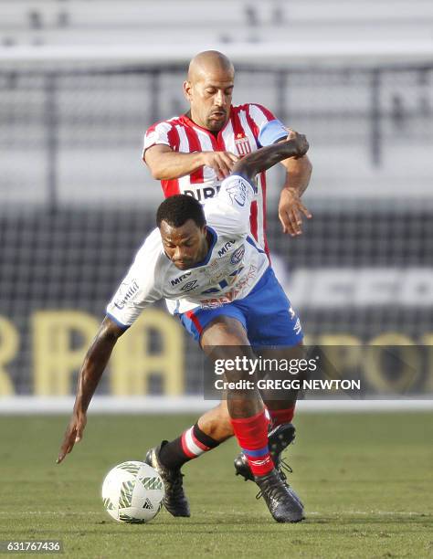 Midfielder Juan Sebastian Veron of Argentine club Estudiantes de la Plata, tackles midfielder Rene Junior of Brazilian club Bahia during their...