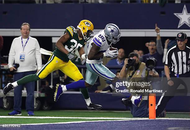 Dez Bryant of the Dallas Cowboys catches a touchdown pass from Dak Prescott during the second quarter against the Green Bay Packers in the NFC...