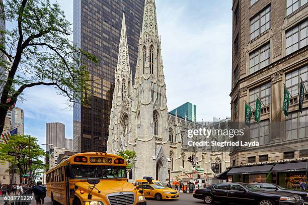 5th avenue - saint patrick's kathedrale new york city stock-fotos und bilder