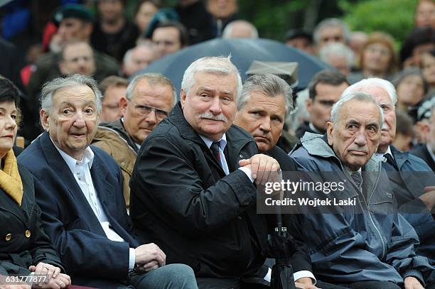 21st JULY 2007: Funeral of Polish politician Bronislaw Geremek in Warsaw, Poland on July 21st, 2007. Pictured: Marek Edelman, Adam Michnik, Lech...