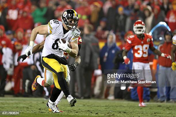 Tight end Jesse James of the Pittsburgh Steelers runs after a catch against the Kansas City Chiefs during the third quarter in the AFC Divisional...