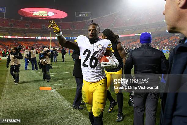 Running back Le'Veon Bell of the Pittsburgh Steelers walks off of the field after the game against the Kansas City Chiefs in the AFC Divisional...