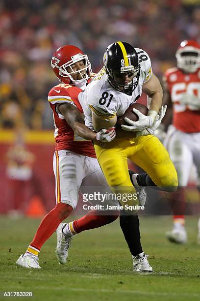 Tight end Jesse James of the Pittsburgh Steelers catches a pass through the coverage of cornerback Steven Nelson of the Kansas City Chiefs during the...