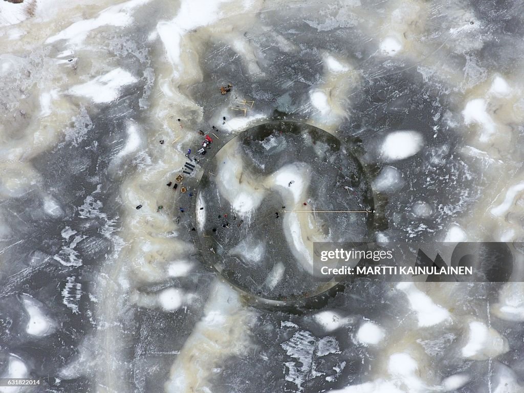 TOPSHOT-FINLAND-ICE-CAROUSEL