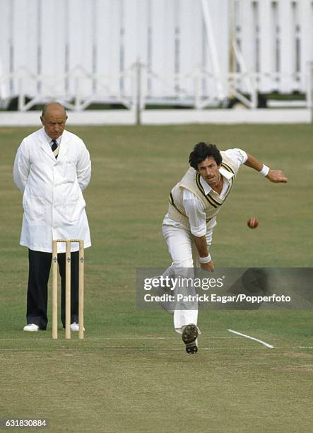 Richard Hadlee bowling for Nottinghamshire during the Britannic Assurance County Championship match between Somerset and Nottinghamshire at Taunton,...